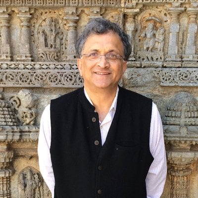 In 2007, historian Ramachandra Guha publishes India After Gandhi: The History of the World’s Largest Democracy, chronicling India’s economic journey before and after the 1991 reforms